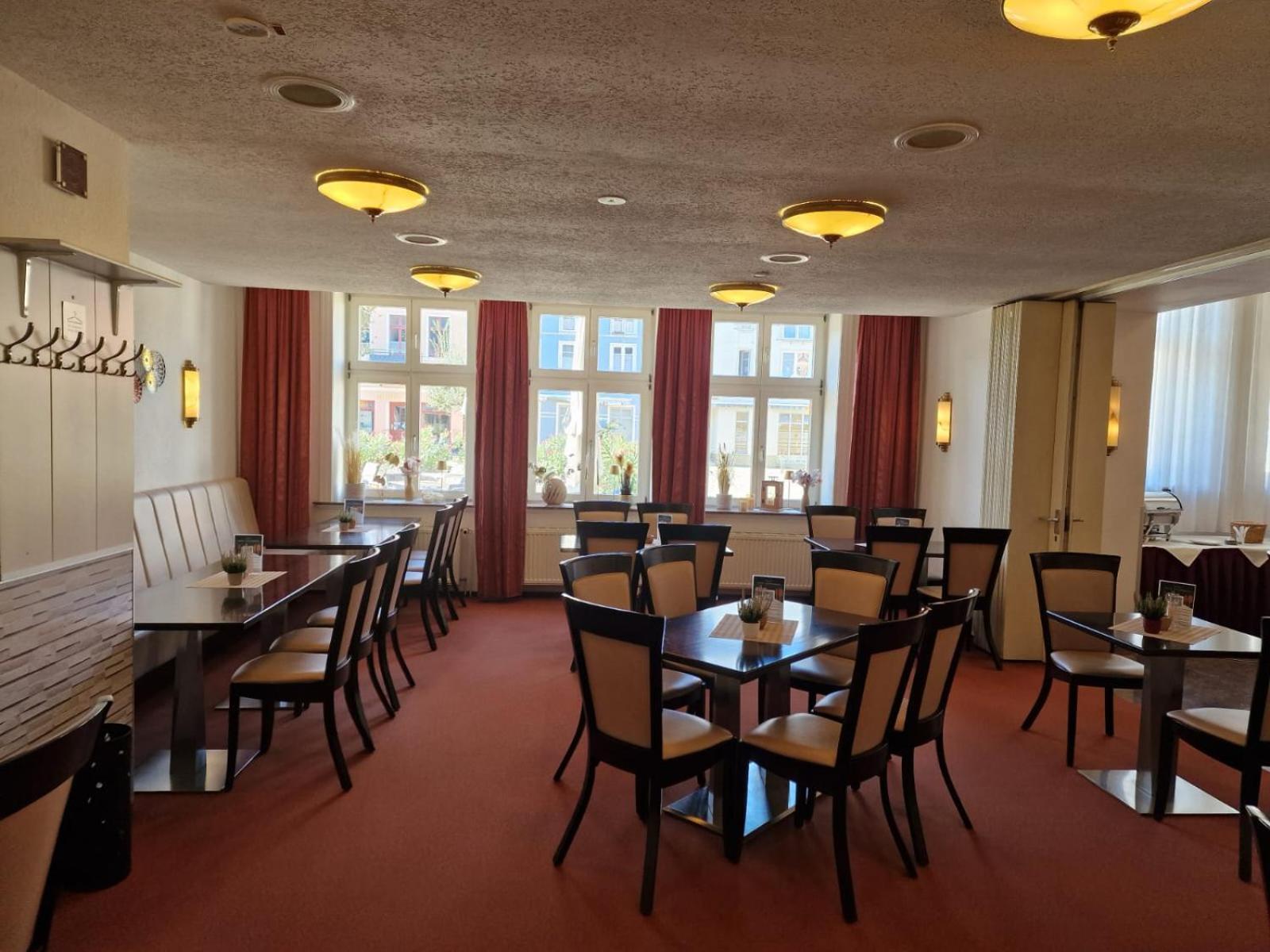 Hotel Am Markt & Brauhaus Stadtkrug Ueckermünde Esterno foto