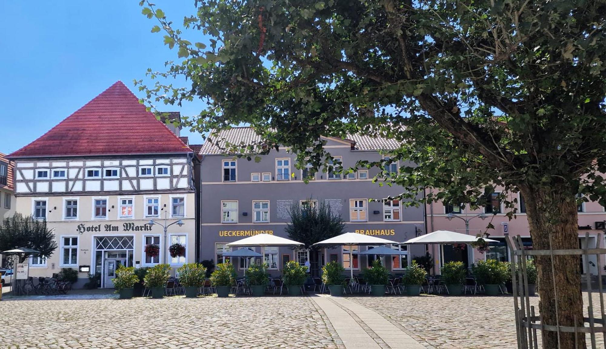 Hotel Am Markt & Brauhaus Stadtkrug Ueckermünde Esterno foto